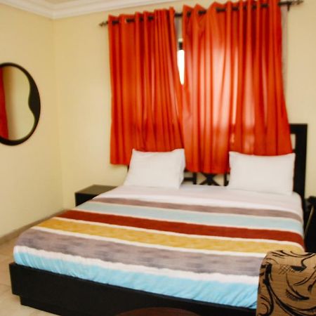 Knightsbridge Hotel Икеджа Екстериор снимка