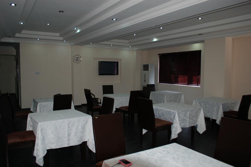 Knightsbridge Hotel Икеджа Екстериор снимка
