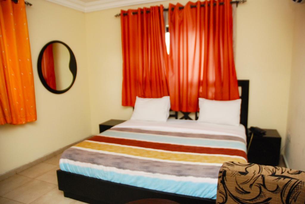 Knightsbridge Hotel Икеджа Екстериор снимка