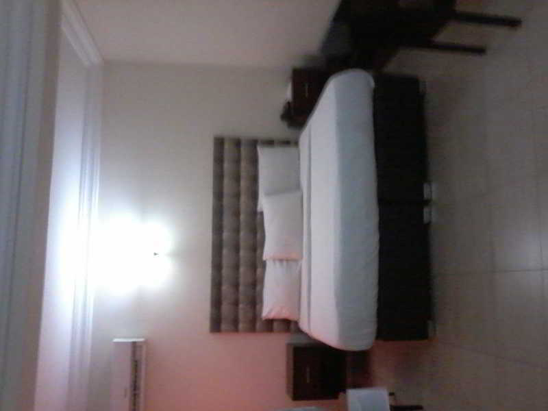 Knightsbridge Hotel Икеджа Екстериор снимка